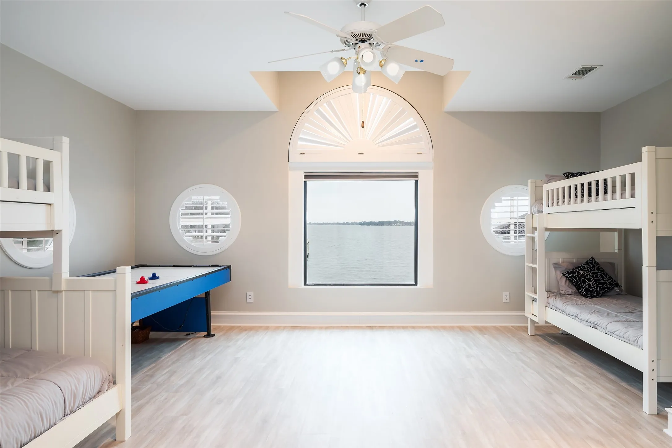 Single Family Residence For Sale in Henderson County , 119 Diamond Oaks Drive, Mabank, Texas 75156, 5 Bedroom, 6 Bathroom, 2 Garage spaces, 5,098 Sqft, built in 1993, mls#21221118, Real Estate Agent in Mabank, Homes For Sale in Henderson county, Homes For Sale in Mabank, Realtor in Mabank Texas, Real Estate Brokerage Independent Realty Texas, Luminita Cordes Realtor