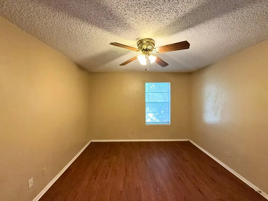 Apartment For Rent in Denton County , 219 Fry Street 10, Denton, Texas 76201, 2 Bedroom, 1 Bathroom, Garage spaces, 885 Sqft, built in 1980, Preowned, mls#21221221, Real Estate Agent in Denton, Homes For Rent in Denton county, Homes For Rent in Denton, Realtor in Denton Texas, Real Estate Brokerage Independent Realty Texas, Luminita Cordes Realtor