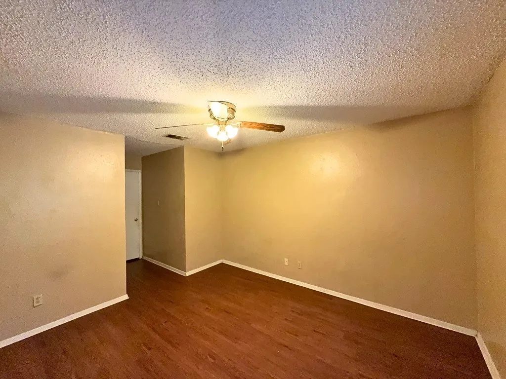 Apartment For Rent in Denton County , 219 Fry Street 10, Denton, Texas 76201, 2 Bedroom, 1 Bathroom, Garage spaces, 885 Sqft, built in 1980, Preowned, mls#21221221, Real Estate Agent in Denton, Homes For Rent in Denton county, Homes For Rent in Denton, Realtor in Denton Texas, Real Estate Brokerage Independent Realty Texas, Luminita Cordes Realtor