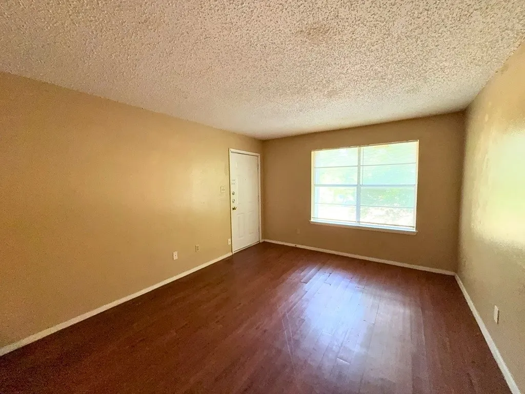 Apartment For Rent in Denton County , 219 Fry Street 10, Denton, Texas 76201, 2 Bedroom, 1 Bathroom, Garage spaces, 885 Sqft, built in 1980, Preowned, mls#21221221, Real Estate Agent in Denton, Homes For Rent in Denton county, Homes For Rent in Denton, Realtor in Denton Texas, Real Estate Brokerage Independent Realty Texas, Luminita Cordes Realtor