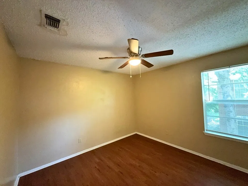 Apartment For Rent in Denton County , 219 Fry Street 10, Denton, Texas 76201, 2 Bedroom, 1 Bathroom, Garage spaces, 885 Sqft, built in 1980, Preowned, mls#21221221, Real Estate Agent in Denton, Homes For Rent in Denton county, Homes For Rent in Denton, Realtor in Denton Texas, Real Estate Brokerage Independent Realty Texas, Luminita Cordes Realtor
