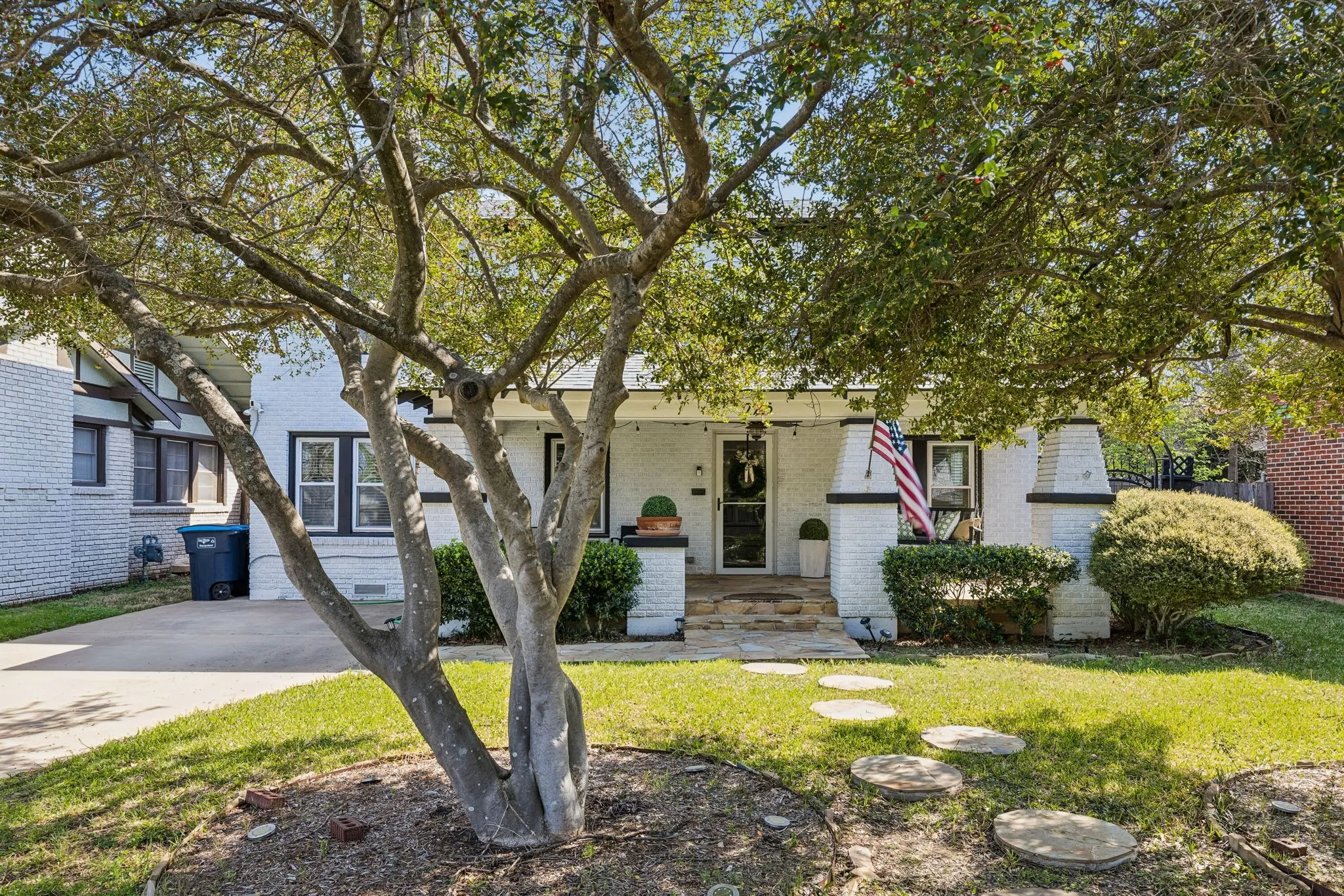 Single Family Residence For Sale in Tarrant County , 2235 Mistletoe Boulevard, Fort Worth, Texas 76110, 3 Bedroom, 2 Bathroom, Garage spaces, 1,924 Sqft, built in 1933, mls#21217888, Real Estate Agent in Fort Worth, Homes For Sale in Tarrant county, Homes For Sale in Fort Worth, Realtor in Fort Worth Texas, Real Estate Brokerage Independent Realty Texas, Luminita Cordes Realtor