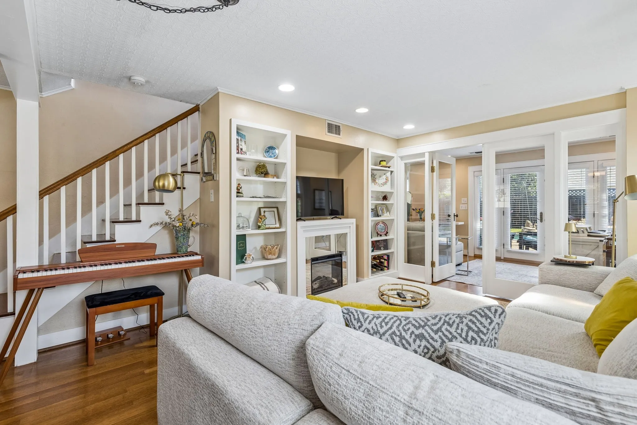 Single Family Residence For Sale in Tarrant County , 2235 Mistletoe Boulevard, Fort Worth, Texas 76110, 3 Bedroom, 2 Bathroom, Garage spaces, 1,924 Sqft, built in 1933, mls#21217888, Real Estate Agent in Fort Worth, Homes For Sale in Tarrant county, Homes For Sale in Fort Worth, Realtor in Fort Worth Texas, Real Estate Brokerage Independent Realty Texas, Luminita Cordes Realtor