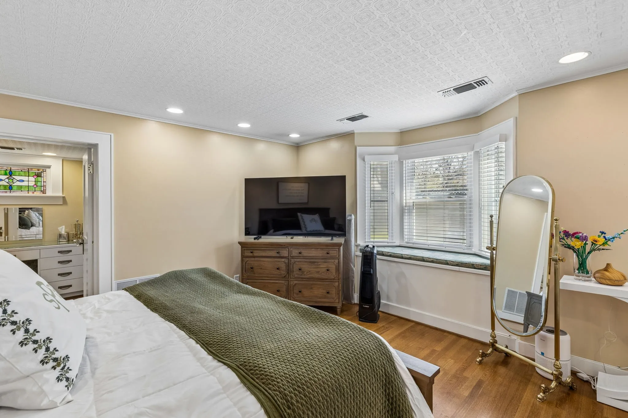 Single Family Residence For Sale in Tarrant County , 2235 Mistletoe Boulevard, Fort Worth, Texas 76110, 3 Bedroom, 2 Bathroom, Garage spaces, 1,924 Sqft, built in 1933, mls#21217888, Real Estate Agent in Fort Worth, Homes For Sale in Tarrant county, Homes For Sale in Fort Worth, Realtor in Fort Worth Texas, Real Estate Brokerage Independent Realty Texas, Luminita Cordes Realtor