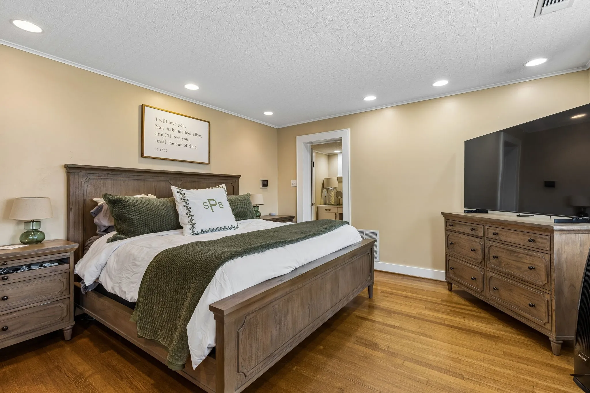Single Family Residence For Sale in Tarrant County , 2235 Mistletoe Boulevard, Fort Worth, Texas 76110, 3 Bedroom, 2 Bathroom, Garage spaces, 1,924 Sqft, built in 1933, mls#21217888, Real Estate Agent in Fort Worth, Homes For Sale in Tarrant county, Homes For Sale in Fort Worth, Realtor in Fort Worth Texas, Real Estate Brokerage Independent Realty Texas, Luminita Cordes Realtor