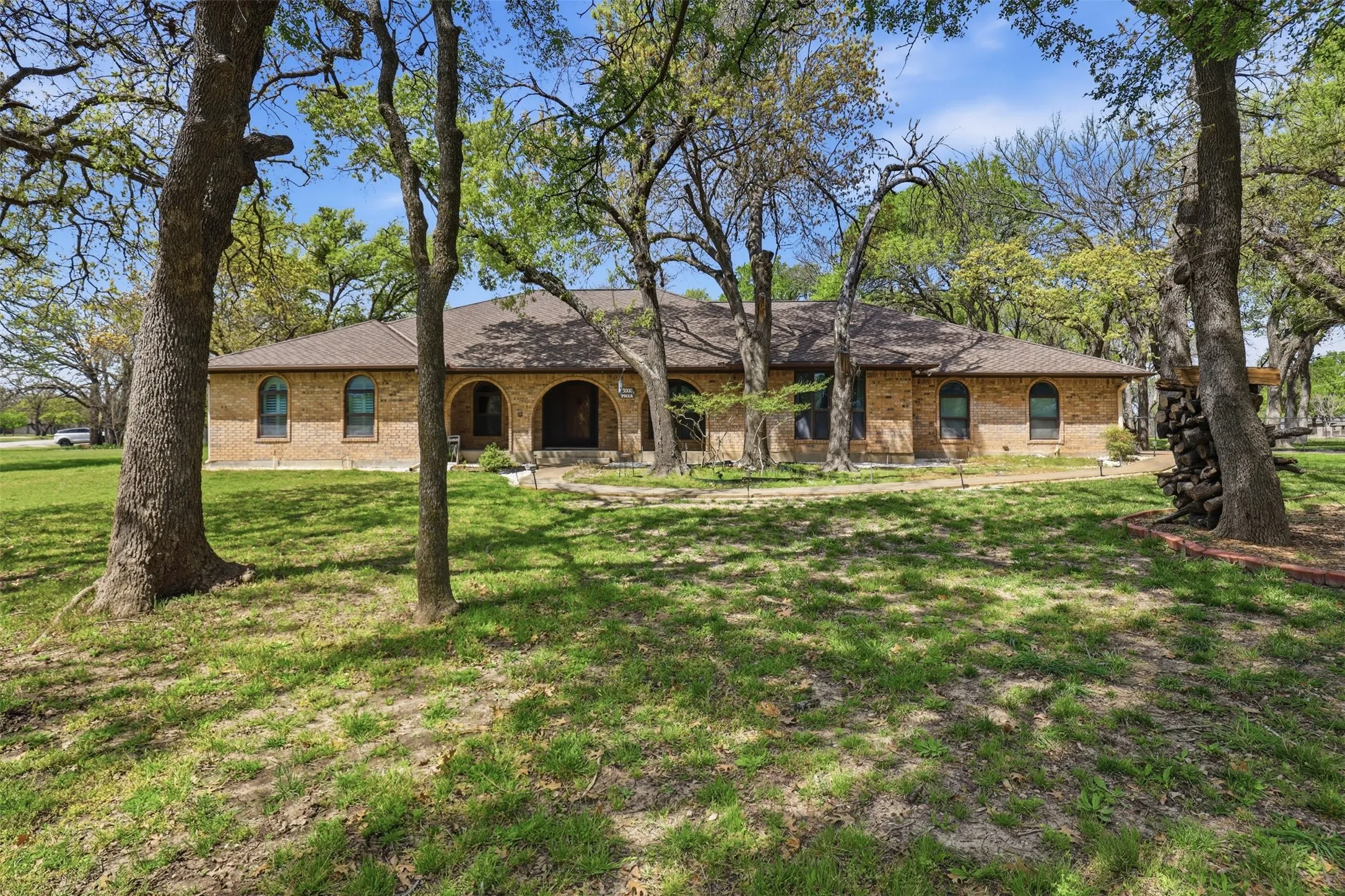 Single Family Residence For Sale in Parker County , 3000 Yucca Road, Willow Park, Texas 76087, 4 Bedroom, 4 Bathroom, 2 Garage spaces, 3,388 Sqft, built in 1979, mls#21219046, Real Estate Agent in Willow Park, Homes For Sale in Parker county, Homes For Sale in Willow Park, Realtor in Willow Park Texas, Real Estate Brokerage Independent Realty Texas, Luminita Cordes Realtor