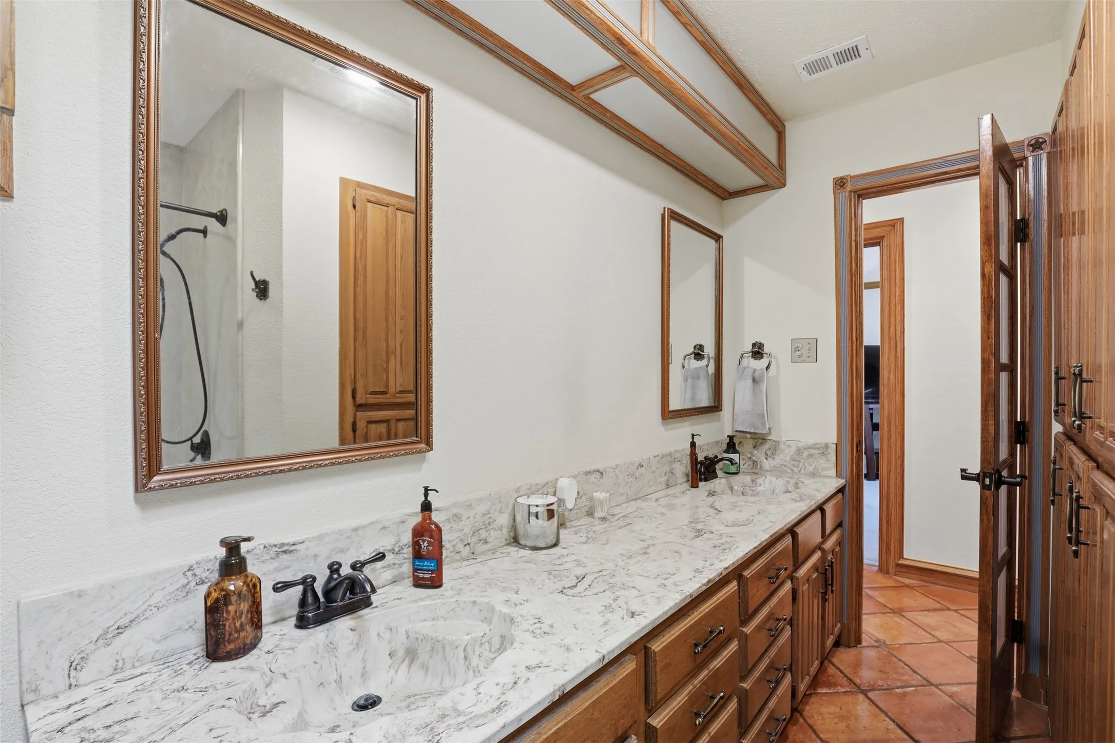 Single Family Residence For Sale in Parker County , 3000 Yucca Road, Willow Park, Texas 76087, 4 Bedroom, 4 Bathroom, 2 Garage spaces, 3,388 Sqft, built in 1979, mls#21219046, Real Estate Agent in Willow Park, Homes For Sale in Parker county, Homes For Sale in Willow Park, Realtor in Willow Park Texas, Real Estate Brokerage Independent Realty Texas, Luminita Cordes Realtor