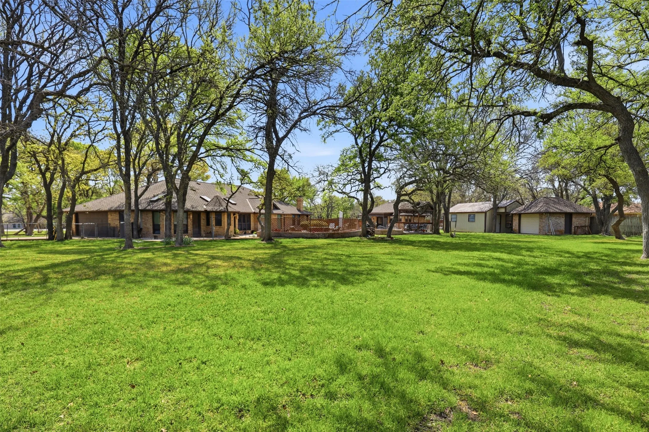 Single Family Residence For Sale in Parker County , 3000 Yucca Road, Willow Park, Texas 76087, 4 Bedroom, 4 Bathroom, 2 Garage spaces, 3,388 Sqft, built in 1979, mls#21219046, Real Estate Agent in Willow Park, Homes For Sale in Parker county, Homes For Sale in Willow Park, Realtor in Willow Park Texas, Real Estate Brokerage Independent Realty Texas, Luminita Cordes Realtor