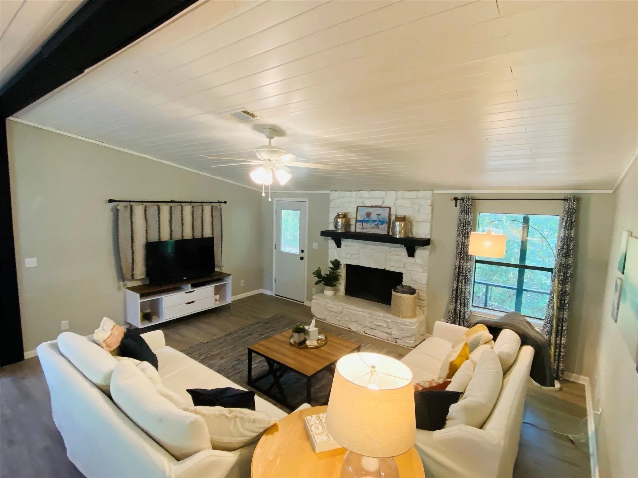 Single Family Residence For Sale in Henderson County , 184 Beachwood Drive, Mabank, Texas 75156, 3 Bedroom, 2 Bathroom, Garage spaces, 1,456 Sqft, built in 1988, mls#21220726, Real Estate Agent in Mabank, Homes For Sale in Henderson county, Homes For Sale in Mabank, Realtor in Mabank Texas, Real Estate Brokerage Independent Realty Texas, Luminita Cordes Realtor