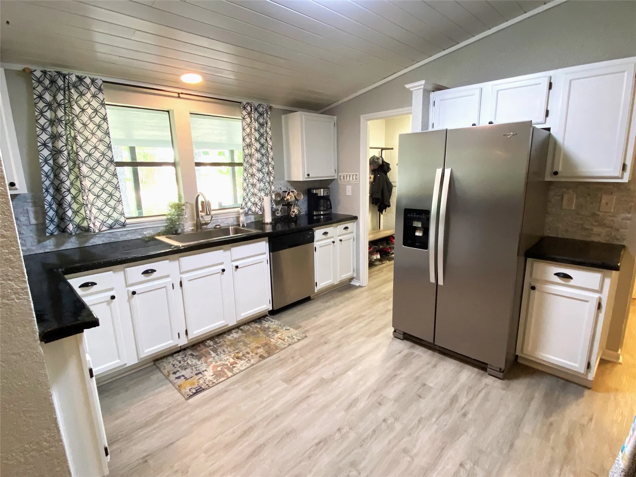 Single Family Residence For Sale in Henderson County , 184 Beachwood Drive, Mabank, Texas 75156, 3 Bedroom, 2 Bathroom, Garage spaces, 1,456 Sqft, built in 1988, mls#21220726, Real Estate Agent in Mabank, Homes For Sale in Henderson county, Homes For Sale in Mabank, Realtor in Mabank Texas, Real Estate Brokerage Independent Realty Texas, Luminita Cordes Realtor