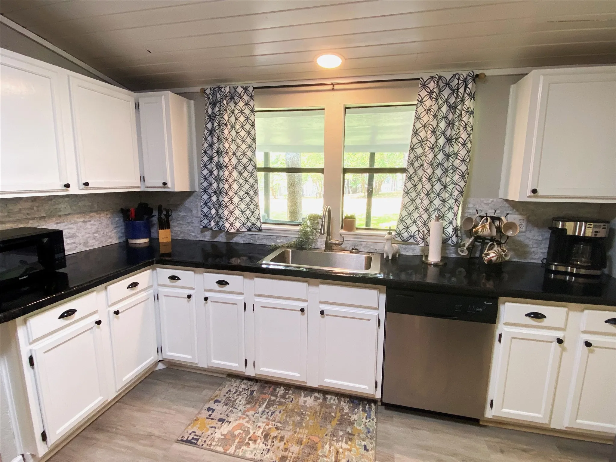 Single Family Residence For Sale in Henderson County , 184 Beachwood Drive, Mabank, Texas 75156, 3 Bedroom, 2 Bathroom, Garage spaces, 1,456 Sqft, built in 1988, mls#21220726, Real Estate Agent in Mabank, Homes For Sale in Henderson county, Homes For Sale in Mabank, Realtor in Mabank Texas, Real Estate Brokerage Independent Realty Texas, Luminita Cordes Realtor