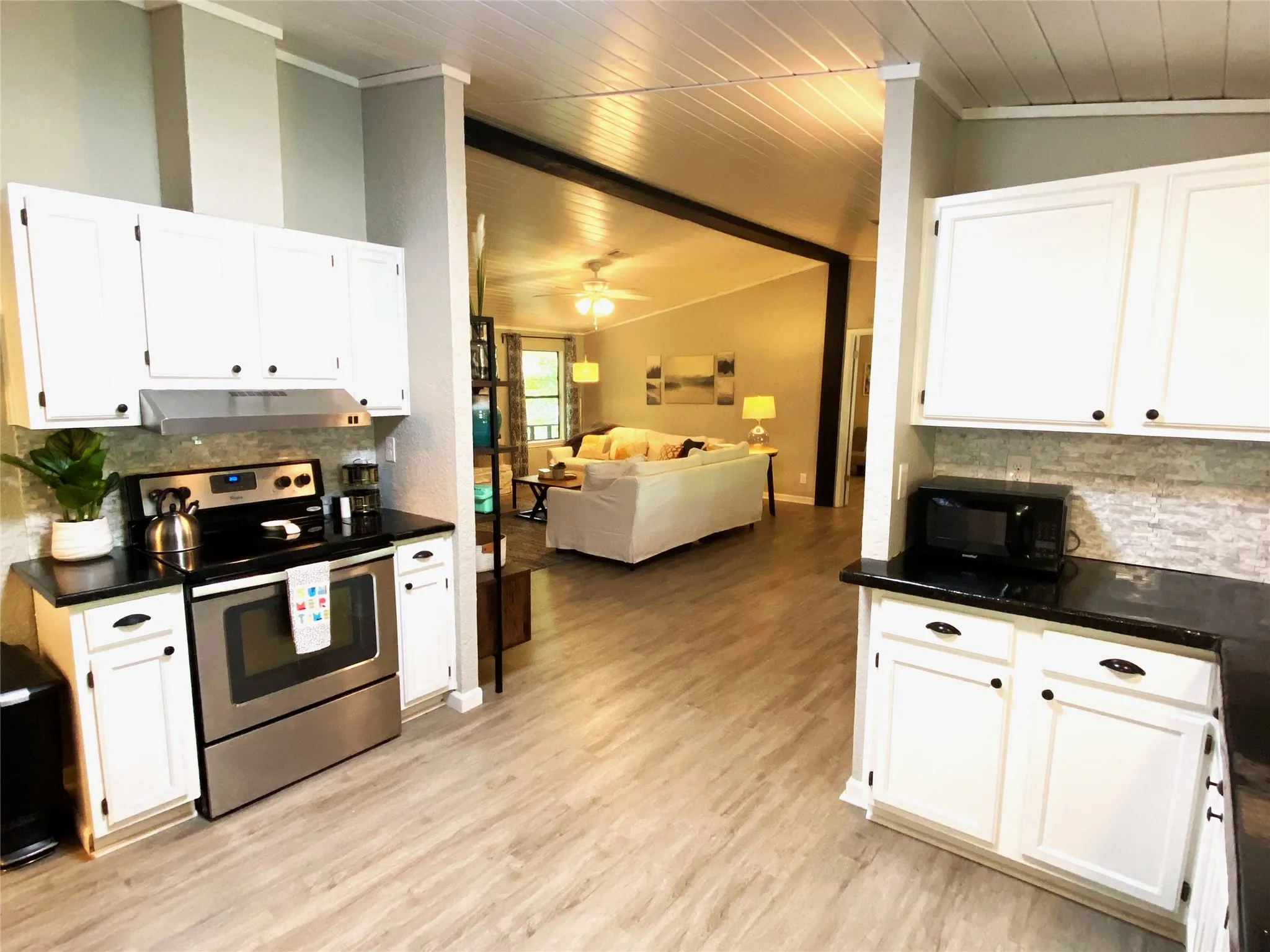 Single Family Residence For Sale in Henderson County , 184 Beachwood Drive, Mabank, Texas 75156, 3 Bedroom, 2 Bathroom, Garage spaces, 1,456 Sqft, built in 1988, mls#21220726, Real Estate Agent in Mabank, Homes For Sale in Henderson county, Homes For Sale in Mabank, Realtor in Mabank Texas, Real Estate Brokerage Independent Realty Texas, Luminita Cordes Realtor
