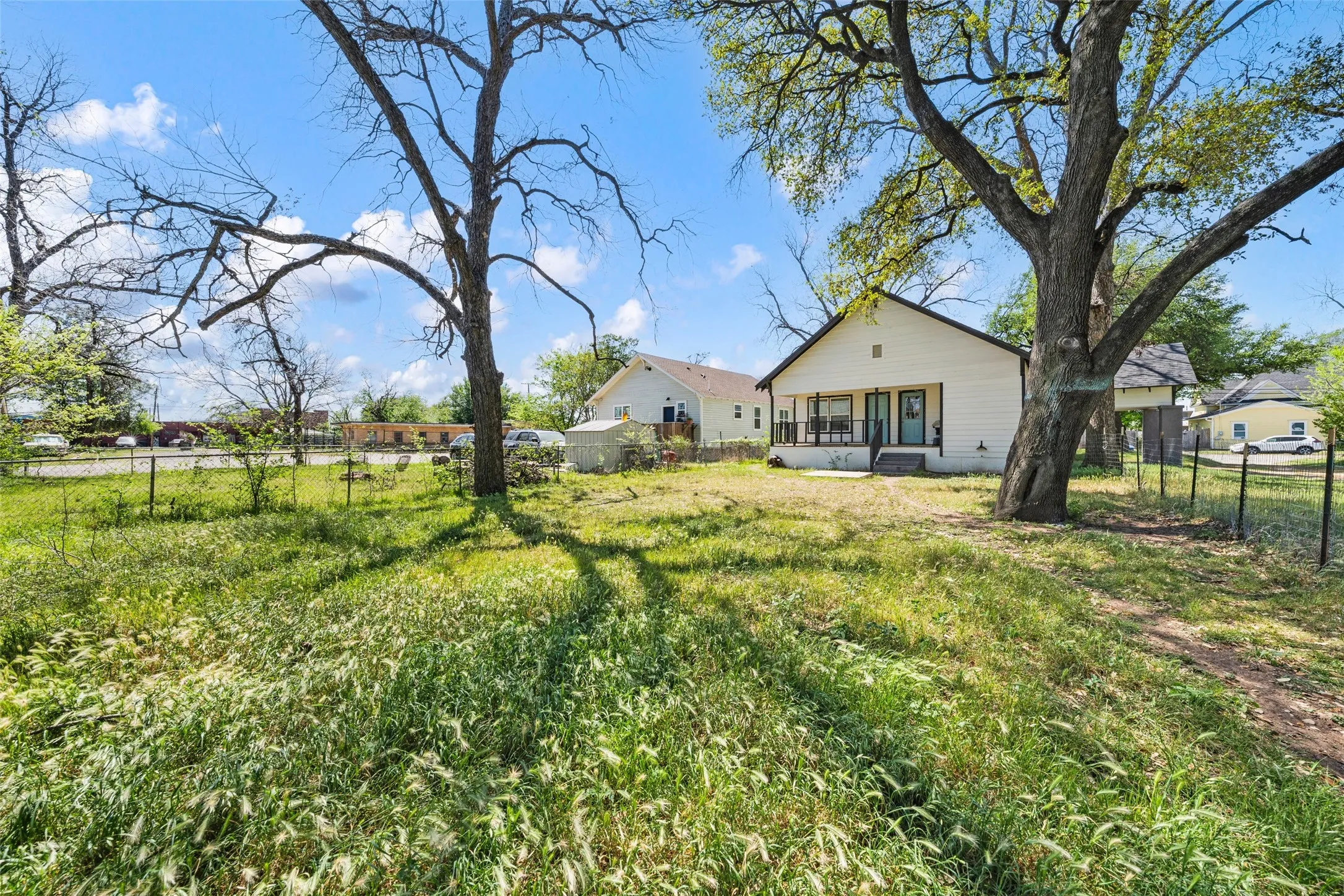Single Family Residence For Sale in Mc Lennan County , 205 Dallas Street, Waco, Texas 76704, 3 Bedroom, 1 Bathroom, Garage spaces, 1,224 Sqft, built in 1910, Preowned, mls#21221268, Real Estate Agent in Waco, Homes For Sale in Mc Lennan county, Homes For Sale in Waco, Realtor in Waco Texas, Real Estate Brokerage Independent Realty Texas, Luminita Cordes Realtor