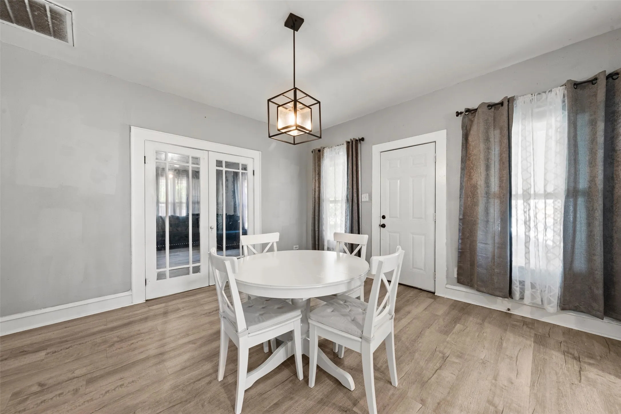 Single Family Residence For Sale in Mc Lennan County , 205 Dallas Street, Waco, Texas 76704, 3 Bedroom, 1 Bathroom, Garage spaces, 1,224 Sqft, built in 1910, Preowned, mls#21221268, Real Estate Agent in Waco, Homes For Sale in Mc Lennan county, Homes For Sale in Waco, Realtor in Waco Texas, Real Estate Brokerage Independent Realty Texas, Luminita Cordes Realtor