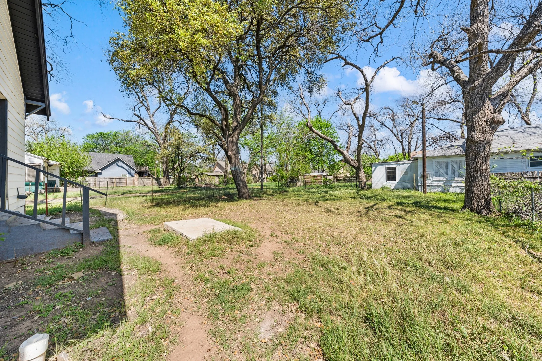 Single Family Residence For Sale in Mc Lennan County , 205 Dallas Street, Waco, Texas 76704, 3 Bedroom, 1 Bathroom, Garage spaces, 1,224 Sqft, built in 1910, Preowned, mls#21221268, Real Estate Agent in Waco, Homes For Sale in Mc Lennan county, Homes For Sale in Waco, Realtor in Waco Texas, Real Estate Brokerage Independent Realty Texas, Luminita Cordes Realtor