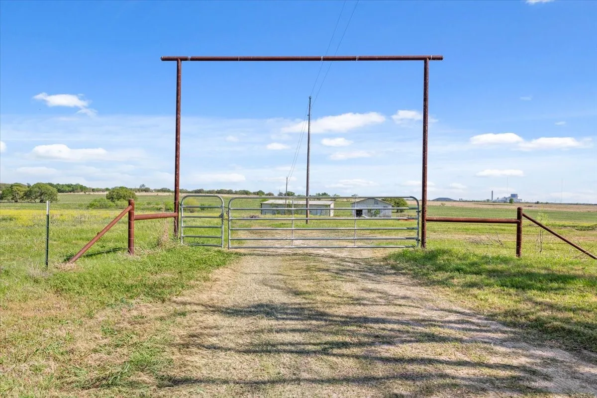 Farm For Sale in Mc Lennan County , 276 Circle P Lane, Riesel, Texas 76682, 2 Bedroom, 2 Bathroom, 2 Garage spaces, 1,552 Sqft, built in 1968, mls#21221392, Real Estate Agent in Riesel, Homes For Sale in Mc Lennan county, Homes For Sale in Riesel, Realtor in Riesel Texas, Real Estate Brokerage Independent Realty Texas, Luminita Cordes Realtor