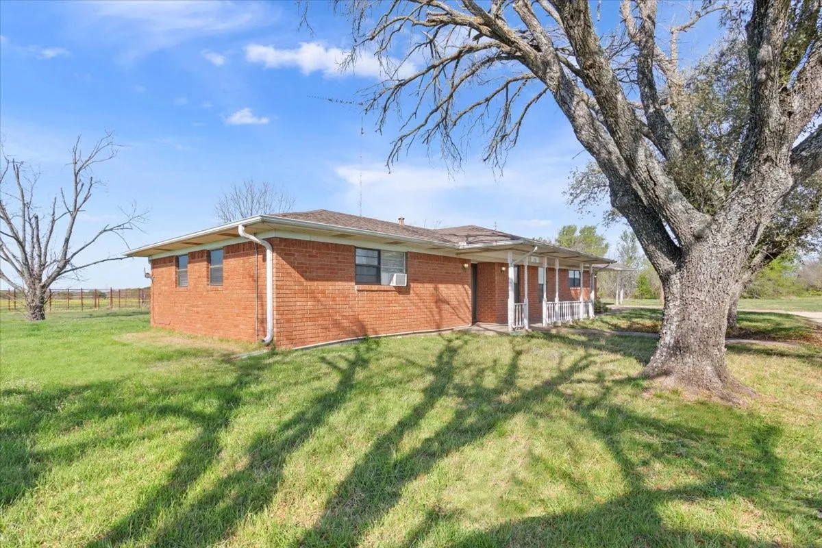 Farm For Sale in Mc Lennan County , 276 Circle P Lane, Riesel, Texas 76682, 2 Bedroom, 2 Bathroom, 2 Garage spaces, 1,552 Sqft, built in 1968, mls#21221392, Real Estate Agent in Riesel, Homes For Sale in Mc Lennan county, Homes For Sale in Riesel, Realtor in Riesel Texas, Real Estate Brokerage Independent Realty Texas, Luminita Cordes Realtor