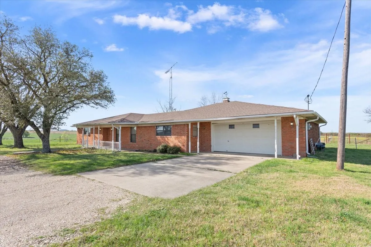 Farm For Sale in Mc Lennan County , 276 Circle P Lane, Riesel, Texas 76682, 2 Bedroom, 2 Bathroom, 2 Garage spaces, 1,552 Sqft, built in 1968, mls#21221392, Real Estate Agent in Riesel, Homes For Sale in Mc Lennan county, Homes For Sale in Riesel, Realtor in Riesel Texas, Real Estate Brokerage Independent Realty Texas, Luminita Cordes Realtor