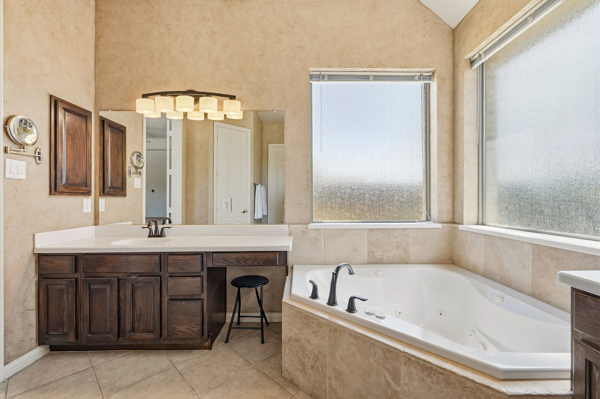 Single Family Residence For Sale in Tarrant County , 501 Unbridled Lane, Keller, Texas 76248, 4 Bedroom, 4 Bathroom, 3 Garage spaces, 4,863 Sqft, built in 2002, Preowned, mls#21218579, Real Estate Agent in Keller, Homes For Sale in Tarrant county, Homes For Sale in Keller, Realtor in Keller Texas, Real Estate Brokerage Independent Realty Texas, Luminita Cordes Realtor