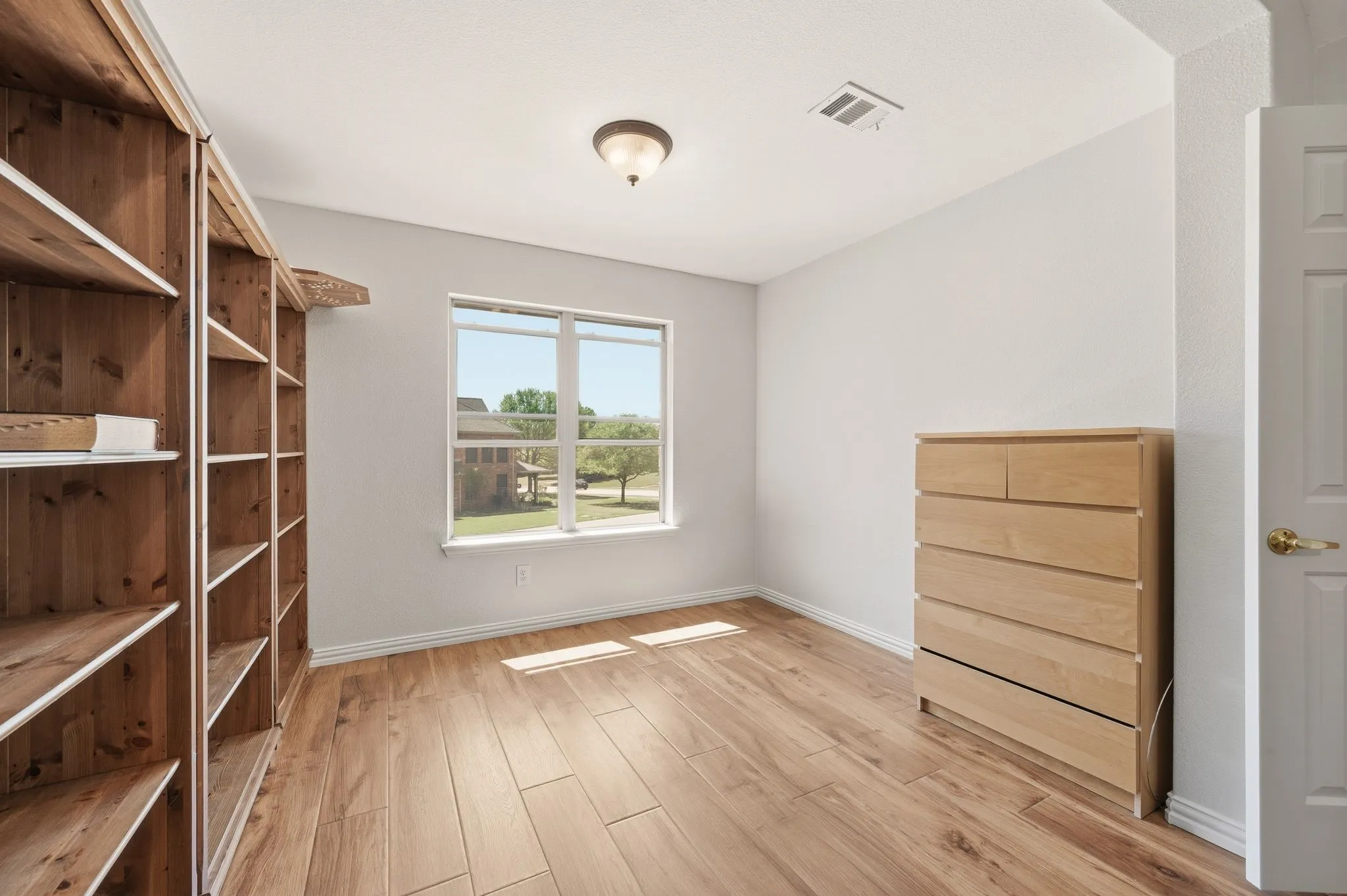 Single Family Residence For Sale in Tarrant County , 501 Unbridled Lane, Keller, Texas 76248, 4 Bedroom, 4 Bathroom, 3 Garage spaces, 4,863 Sqft, built in 2002, Preowned, mls#21218579, Real Estate Agent in Keller, Homes For Sale in Tarrant county, Homes For Sale in Keller, Realtor in Keller Texas, Real Estate Brokerage Independent Realty Texas, Luminita Cordes Realtor