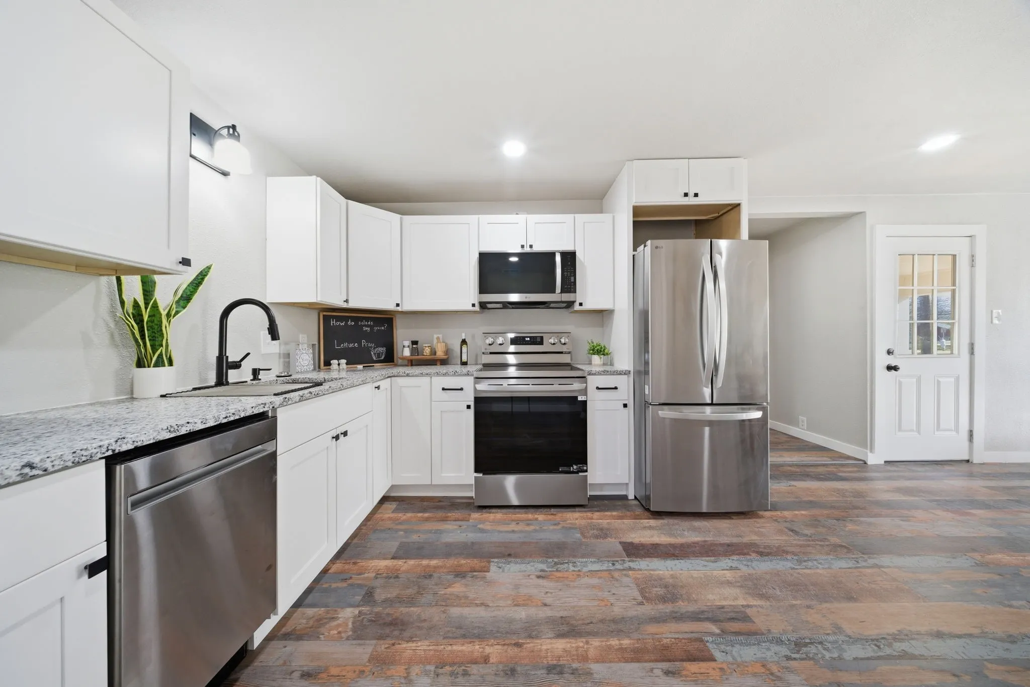 Single Family Residence For Sale in Grayson County , 101 Church Street, Whitesboro, Texas 76273, 3 Bedroom, 2 Bathroom, Garage spaces, 1,312 Sqft, built in 1968, Preowned, Price $258,000, mls#21213322, Real Estate Agent in Whitesboro, Homes For Sale in Grayson county, Homes For Sale in Whitesboro, Realtor in Whitesboro Texas, Real Estate Brokerage Independent Realty Texas, Luminita Cordes Realtor