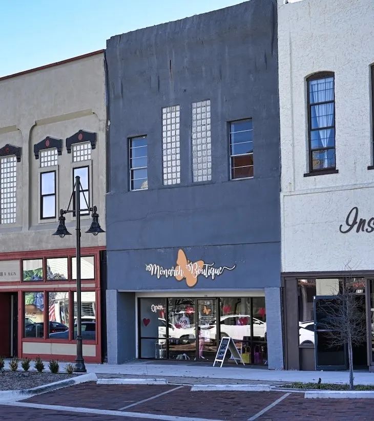 Retail For Rent in Grayson County , 210 W Main, Denison, Texas 75020, 0, 0, Garage spaces, 2,200 Sqft, built in 1900, Preowned, mls#21221055, Real Estate Agent in Denison, Homes For Rent in Grayson county, Homes For Rent in Denison, Realtor in Denison Texas, Real Estate Brokerage Independent Realty Texas, Luminita Cordes Realtor