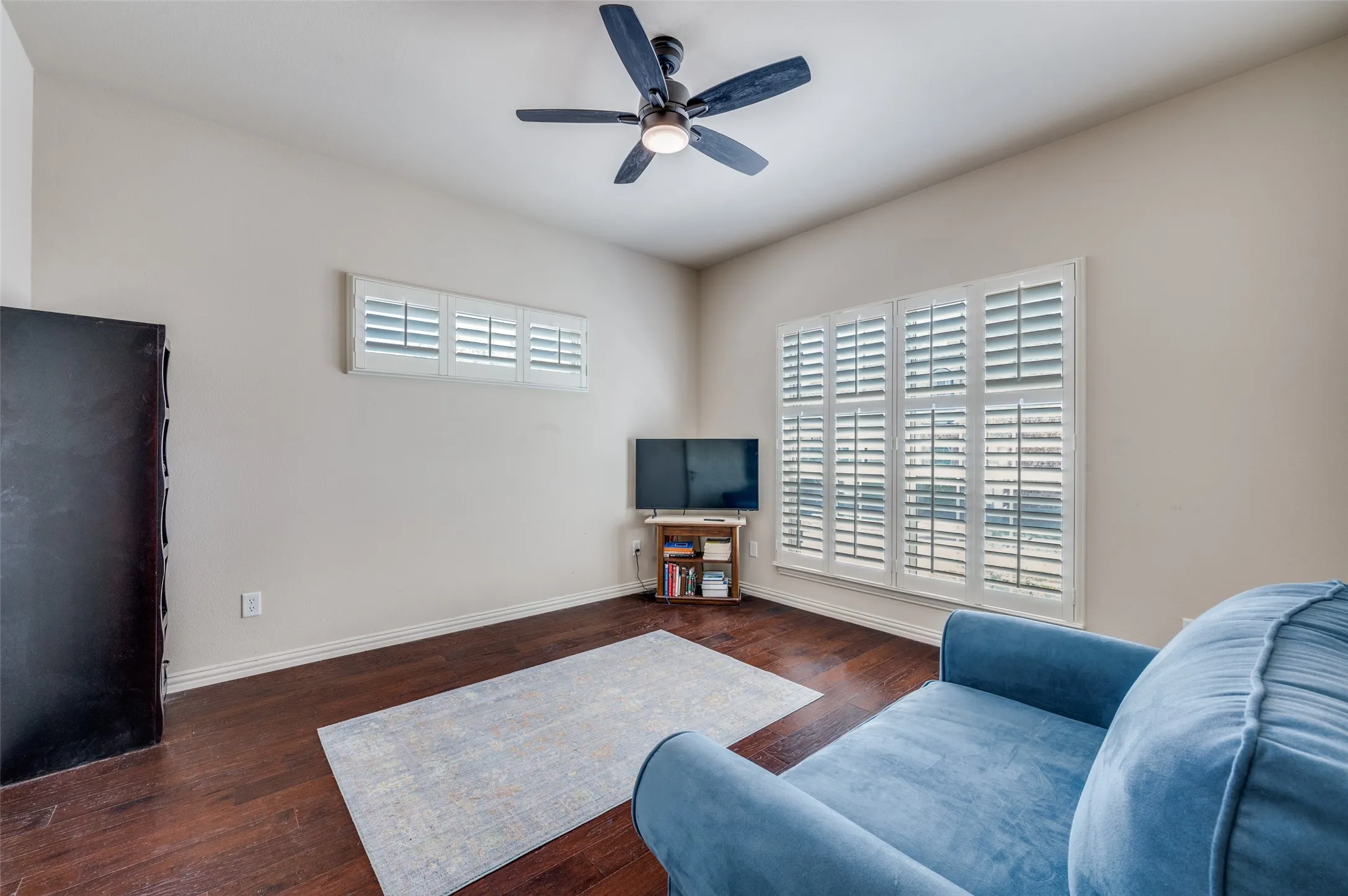 Secondary bedroom.