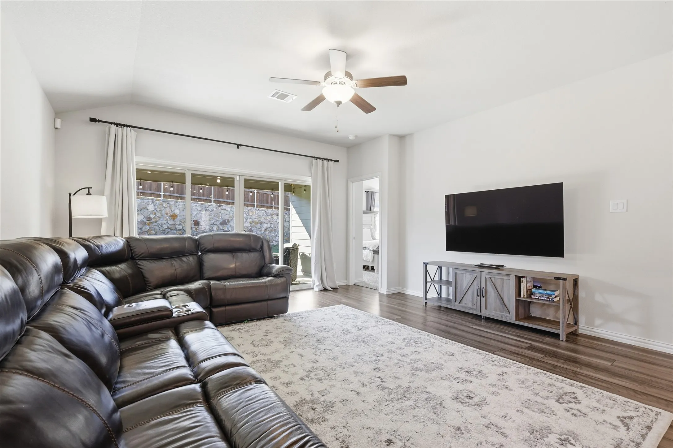 Single Family Residence For Sale in Tarrant County , 5628 Castle Peak Bend, Fort Worth, Texas 76126, 3 Bedrooms, 2 Bathrooms, 2 Garage spaces, 1,830 Sqft, built in 2022, Preowned, Price $387,000, mls#21220938, Real Estate Agent in Fort Worth, Homes For Sale in Tarrant county, Homes For Sale in Fort Worth, Realtor in Fort Worth Texas, Real Estate Brokerage Independent Realty Texas, Luminita Cordes Realtor