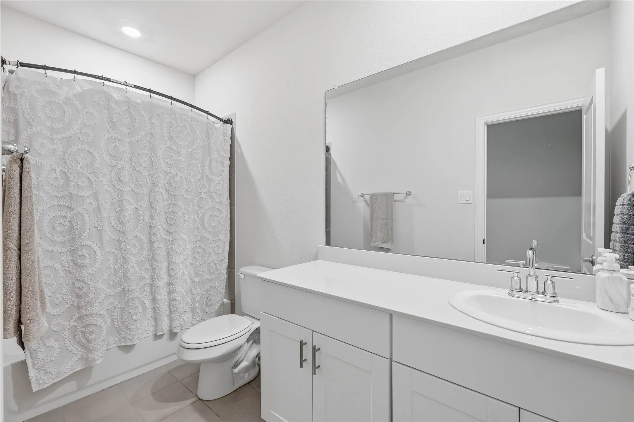 Single Family Residence For Sale in Tarrant County , 5628 Castle Peak Bend, Fort Worth, Texas 76126, 3 Bedrooms, 2 Bathrooms, 2 Garage spaces, 1,830 Sqft, built in 2022, Preowned, Price $387,000, mls#21220938, Real Estate Agent in Fort Worth, Homes For Sale in Tarrant county, Homes For Sale in Fort Worth, Realtor in Fort Worth Texas, Real Estate Brokerage Independent Realty Texas, Luminita Cordes Realtor