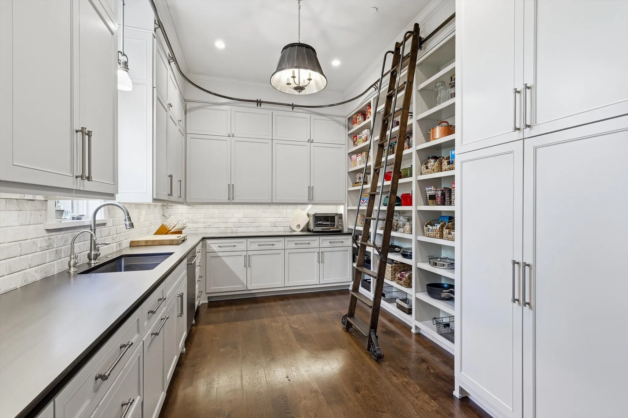 Single Family Residence For Sale in Tarrant County , 201 Park Ridge Boulevard, Southlake, Texas 76092, 4 Bedroom, 7 Bathroom, 4 Garage spaces, 9,968 Sqft, built in 2017, mls#21125607, Real Estate Agent in Southlake, Homes For Sale in Tarrant county, Homes For Sale in Southlake, Realtor in Southlake Texas, Real Estate Brokerage Independent Realty Texas, Luminita Cordes Realtor