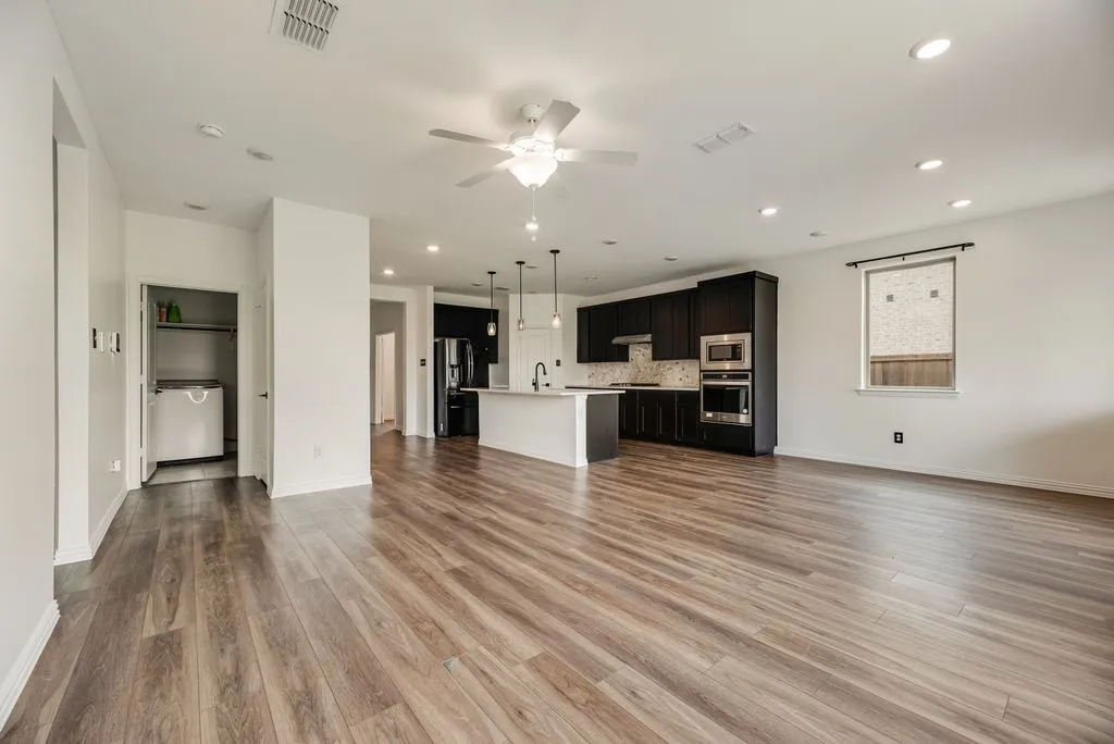 Single Family Residence For Sale in Collin County , 2226 Poppy Valley Lane, Melissa, Texas 75454, 3 Bedroom, 3 Bathroom, 2 Garage spaces, 2,375 Sqft, built in 2021, Preowned, Price $395,000, mls#21220900, Real Estate Agent in Melissa, Homes For Sale in Collin county, Homes For Sale in Melissa, Realtor in Melissa Texas, Real Estate Brokerage Independent Realty Texas, Luminita Cordes Realtor