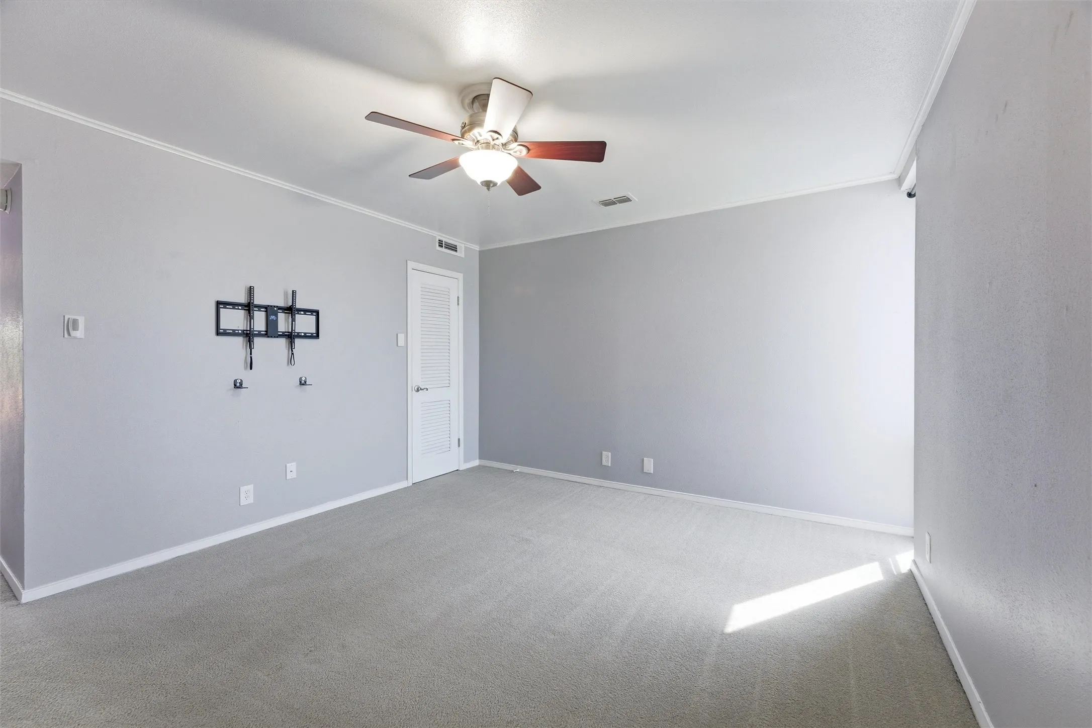Condominium For Sale in Tarrant County , 558 E Avenue J D, Grand Prairie, Texas 75050, 2 Bedroom, 2 Bathroom, Garage spaces, 1,176 Sqft, built in 1968, mls#21220132, Real Estate Agent in Grand Prairie, Homes For Sale in Tarrant county, Homes For Sale in Grand Prairie, Realtor in Grand Prairie Texas, Real Estate Brokerage Independent Realty Texas, Luminita Cordes Realtor