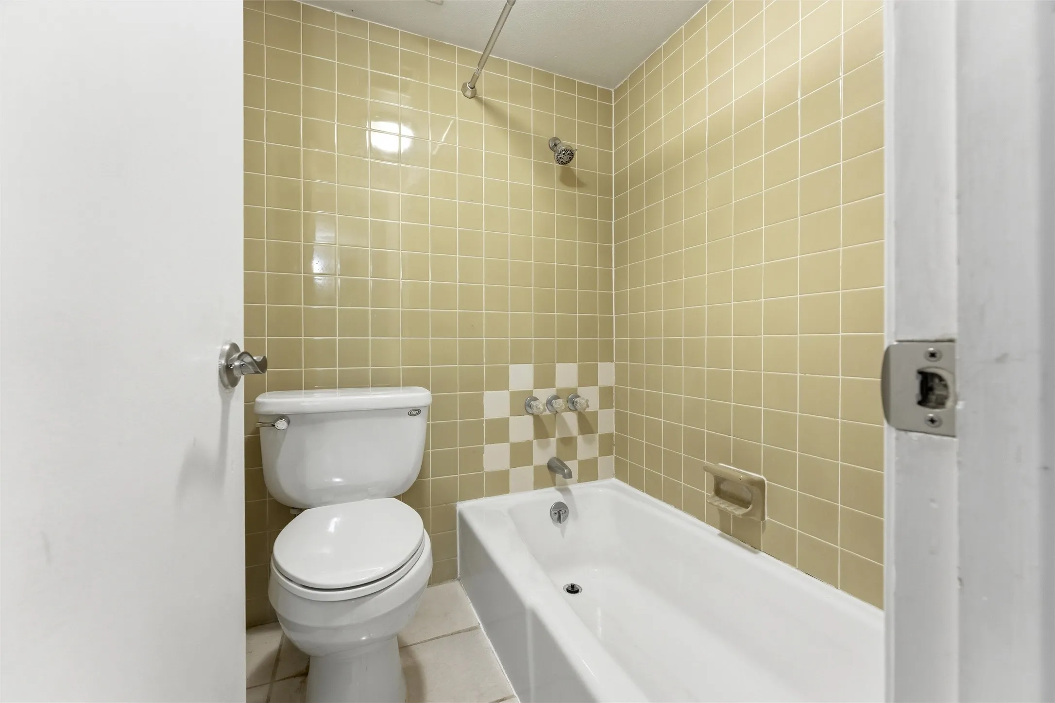 Condominium For Sale in Tarrant County , 558 E Avenue J D, Grand Prairie, Texas 75050, 2 Bedroom, 2 Bathroom, Garage spaces, 1,176 Sqft, built in 1968, mls#21220132, Real Estate Agent in Grand Prairie, Homes For Sale in Tarrant county, Homes For Sale in Grand Prairie, Realtor in Grand Prairie Texas, Real Estate Brokerage Independent Realty Texas, Luminita Cordes Realtor