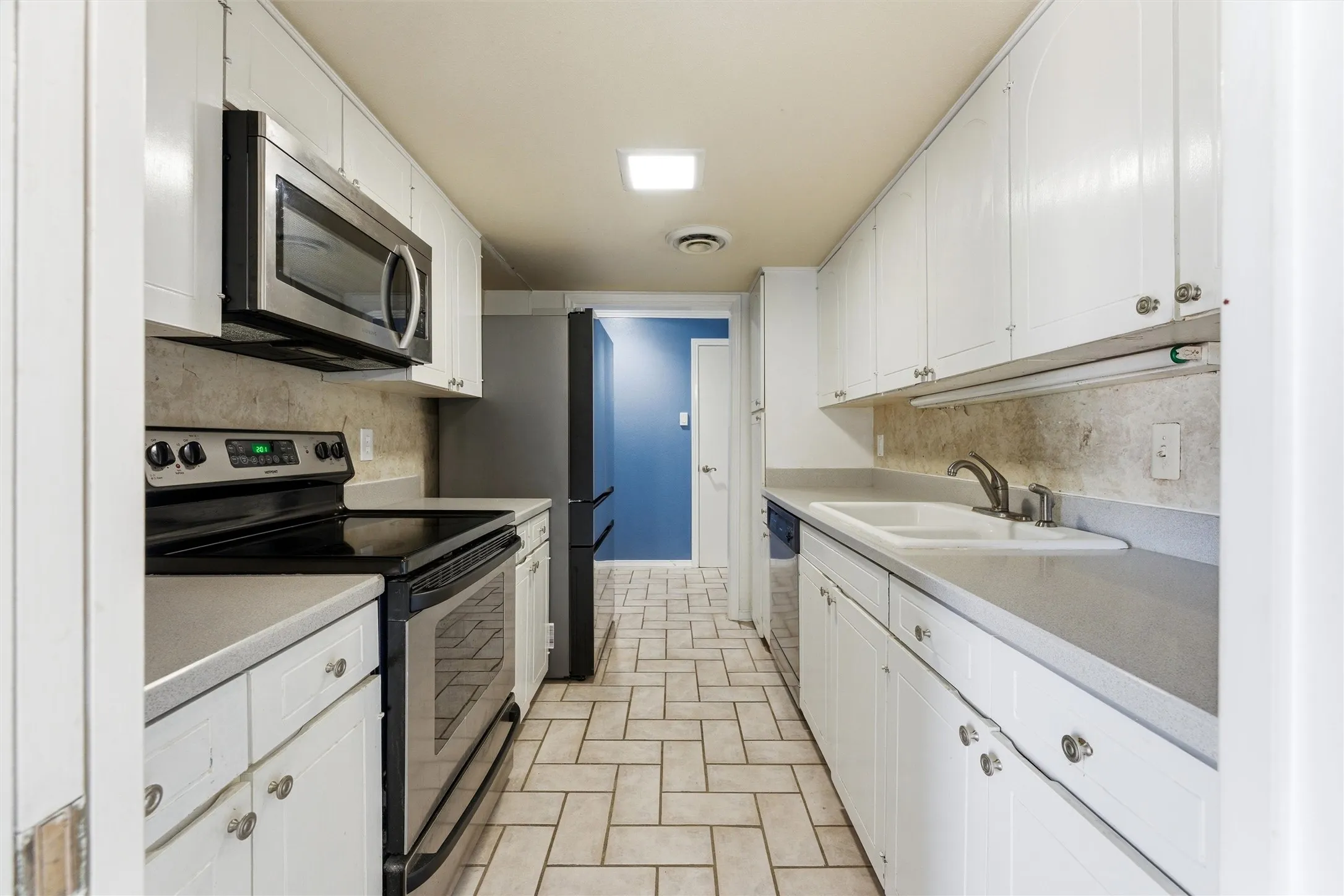 Condominium For Sale in Tarrant County , 558 E Avenue J D, Grand Prairie, Texas 75050, 2 Bedroom, 2 Bathroom, Garage spaces, 1,176 Sqft, built in 1968, mls#21220132, Real Estate Agent in Grand Prairie, Homes For Sale in Tarrant county, Homes For Sale in Grand Prairie, Realtor in Grand Prairie Texas, Real Estate Brokerage Independent Realty Texas, Luminita Cordes Realtor