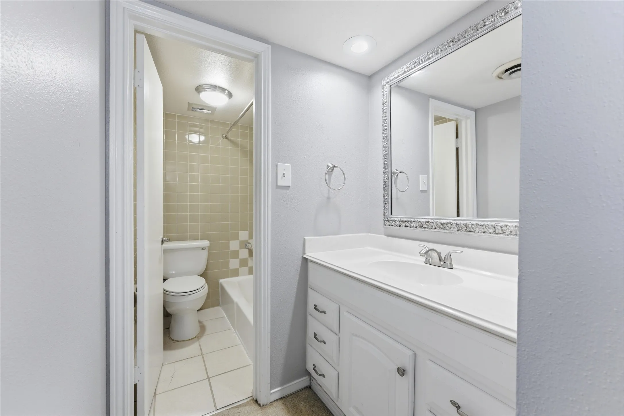Condominium For Sale in Tarrant County , 558 E Avenue J D, Grand Prairie, Texas 75050, 2 Bedroom, 2 Bathroom, Garage spaces, 1,176 Sqft, built in 1968, mls#21220132, Real Estate Agent in Grand Prairie, Homes For Sale in Tarrant county, Homes For Sale in Grand Prairie, Realtor in Grand Prairie Texas, Real Estate Brokerage Independent Realty Texas, Luminita Cordes Realtor