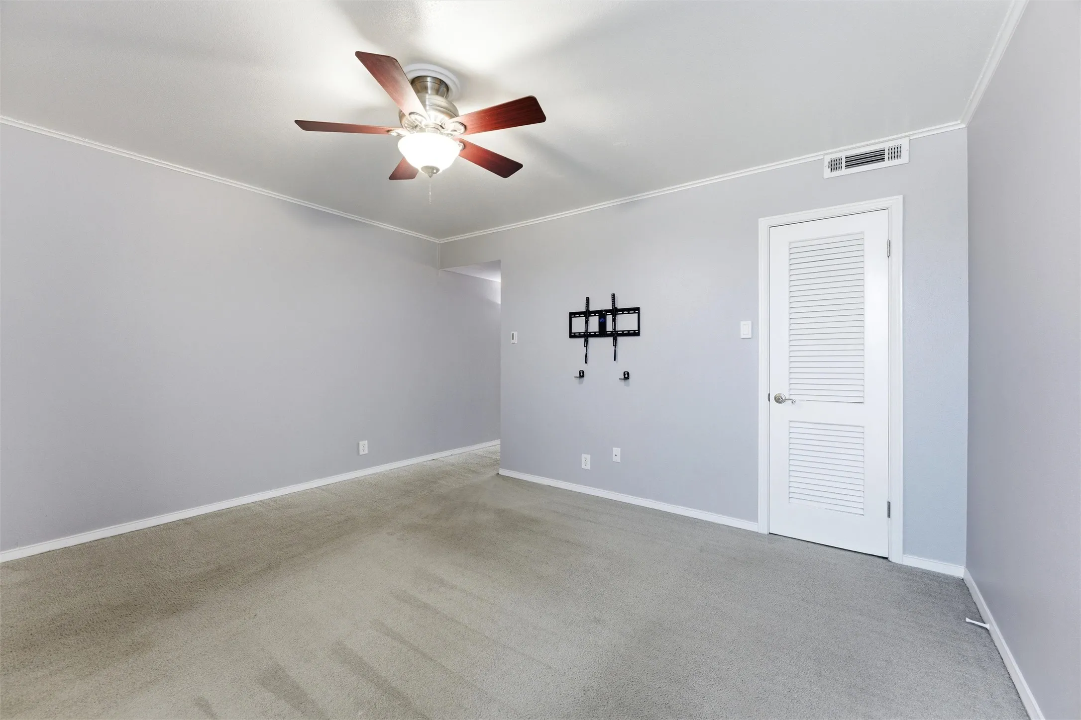 Condominium For Sale in Tarrant County , 558 E Avenue J D, Grand Prairie, Texas 75050, 2 Bedroom, 2 Bathroom, Garage spaces, 1,176 Sqft, built in 1968, mls#21220132, Real Estate Agent in Grand Prairie, Homes For Sale in Tarrant county, Homes For Sale in Grand Prairie, Realtor in Grand Prairie Texas, Real Estate Brokerage Independent Realty Texas, Luminita Cordes Realtor