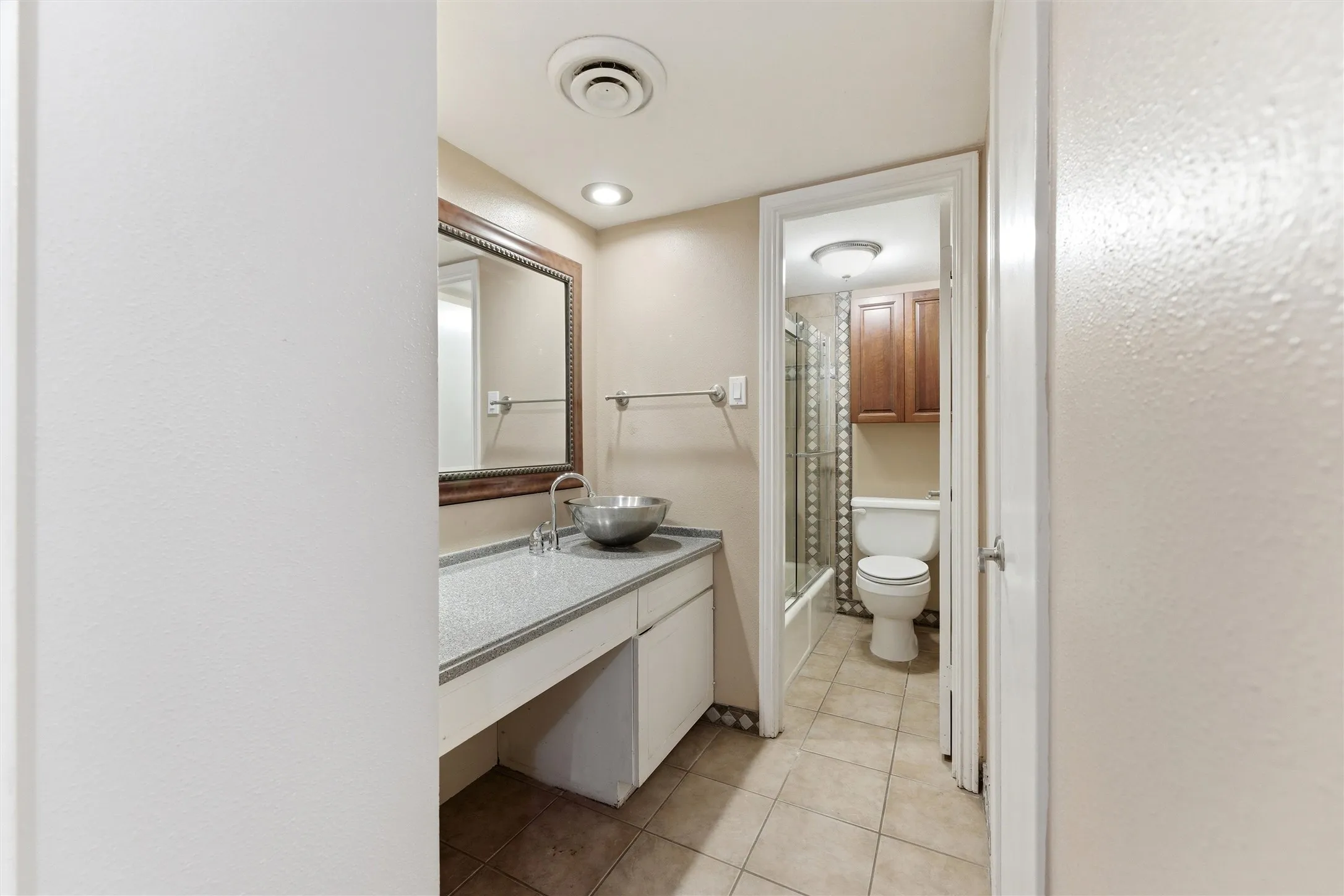 Condominium For Sale in Tarrant County , 558 E Avenue J D, Grand Prairie, Texas 75050, 2 Bedroom, 2 Bathroom, Garage spaces, 1,176 Sqft, built in 1968, mls#21220132, Real Estate Agent in Grand Prairie, Homes For Sale in Tarrant county, Homes For Sale in Grand Prairie, Realtor in Grand Prairie Texas, Real Estate Brokerage Independent Realty Texas, Luminita Cordes Realtor