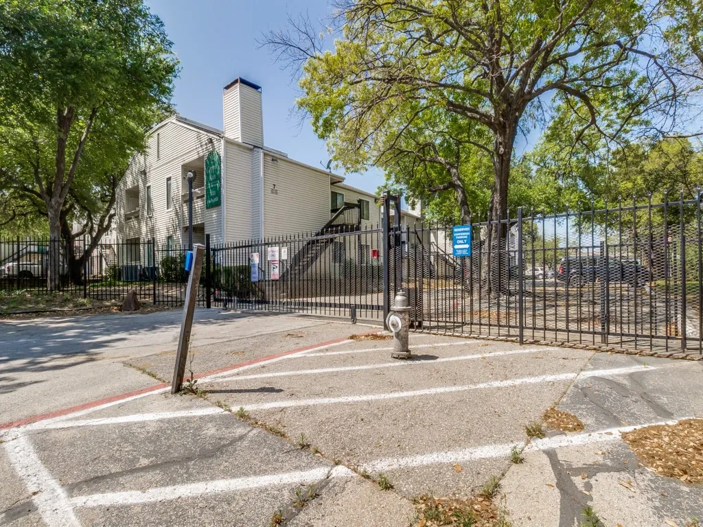 Condominium For Sale in Dallas County , 7431 Holly Hill Drive 210, Dallas, Texas 75231, 2 Bedroom, 1 Bathroom, Garage spaces, 781 Sqft, built in 1979, mls#21219215, Real Estate Agent in Dallas, Homes For Sale in Dallas county, Homes For Sale in Dallas, Realtor in Dallas Texas, Real Estate Brokerage Independent Realty Texas, Luminita Cordes Realtor