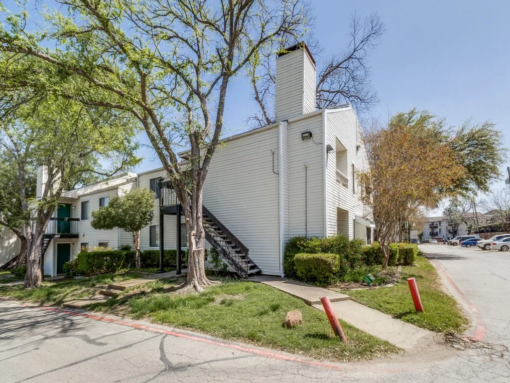 HOA has made repairs to exterior painting and replacing posts at the staircase