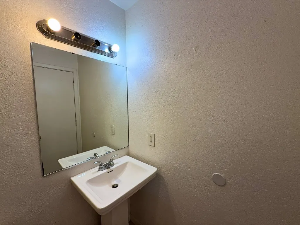 Condominium For Rent in Collin County , 811 W Walnut Street A103, Celina, Texas 75009, 2 Bedroom, 2 Bathroom, Garage spaces, 887 Sqft, built in 1985, Preowned, mls#21221647, Real Estate Agent in Celina, Homes For Rent in Collin county, Homes For Rent in Celina, Realtor in Celina Texas, Real Estate Brokerage Independent Realty Texas, Luminita Cordes Realtor