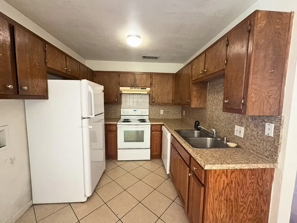 Condominium For Rent in Collin County , 811 W Walnut Street A103, Celina, Texas 75009, 2 Bedroom, 2 Bathroom, Garage spaces, 887 Sqft, built in 1985, Preowned, mls#21221647, Real Estate Agent in Celina, Homes For Rent in Collin county, Homes For Rent in Celina, Realtor in Celina Texas, Real Estate Brokerage Independent Realty Texas, Luminita Cordes Realtor