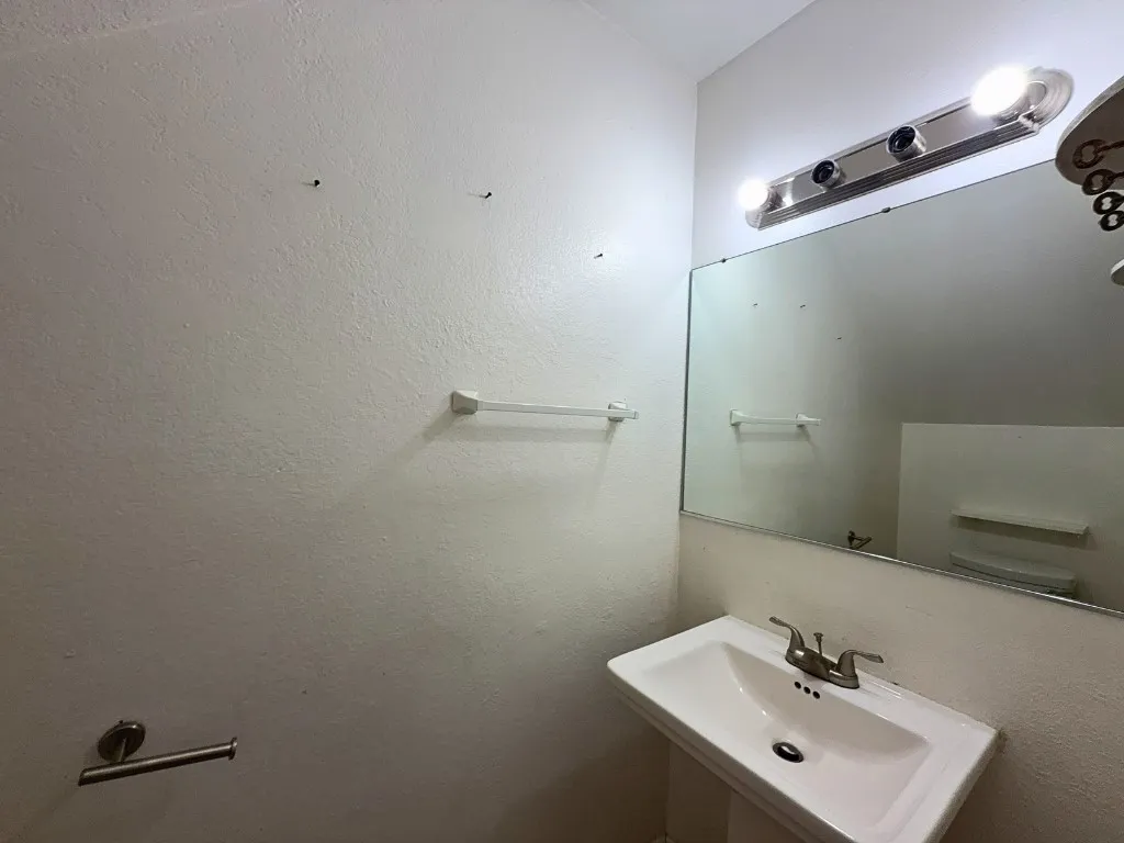 Condominium For Rent in Collin County , 811 W Walnut Street A103, Celina, Texas 75009, 2 Bedroom, 2 Bathroom, Garage spaces, 887 Sqft, built in 1985, Preowned, mls#21221647, Real Estate Agent in Celina, Homes For Rent in Collin county, Homes For Rent in Celina, Realtor in Celina Texas, Real Estate Brokerage Independent Realty Texas, Luminita Cordes Realtor