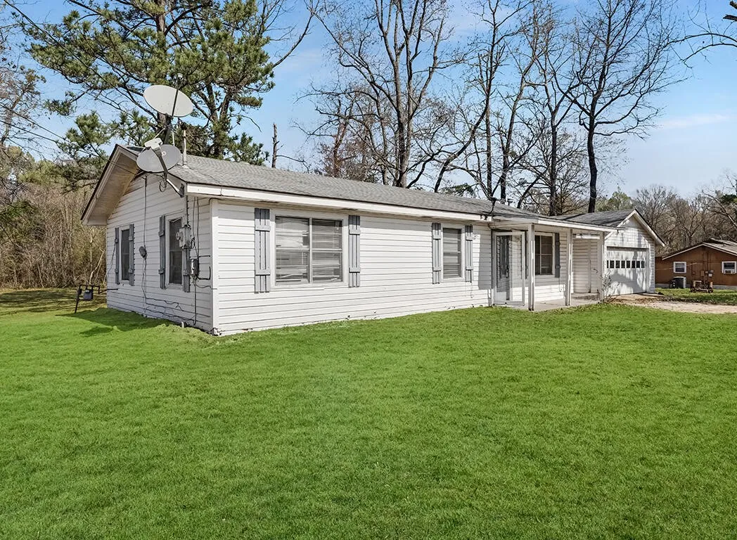 Single Family Residence For Sale in Bowie County , 187 Alan Street, Texarkana, Texas 75501, 3 Bedroom, 1 Bathroom, 2 Garage spaces, 1,218 Sqft, built in 1950, mls#21221660, Real Estate Agent in Texarkana, Homes For Sale in Bowie county, Homes For Sale in Texarkana, Realtor in Texarkana Texas, Real Estate Brokerage Independent Realty Texas, Luminita Cordes Realtor