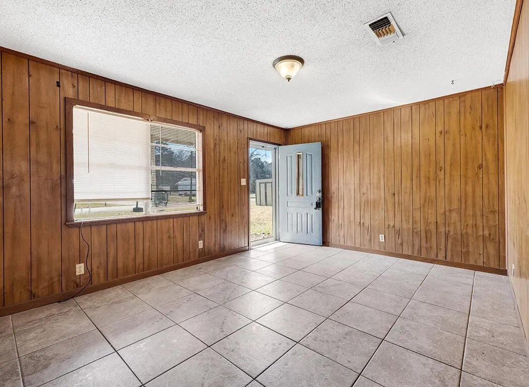 Single Family Residence For Sale in Bowie County , 187 Alan Street, Texarkana, Texas 75501, 3 Bedroom, 1 Bathroom, 2 Garage spaces, 1,218 Sqft, built in 1950, mls#21221660, Real Estate Agent in Texarkana, Homes For Sale in Bowie county, Homes For Sale in Texarkana, Realtor in Texarkana Texas, Real Estate Brokerage Independent Realty Texas, Luminita Cordes Realtor
