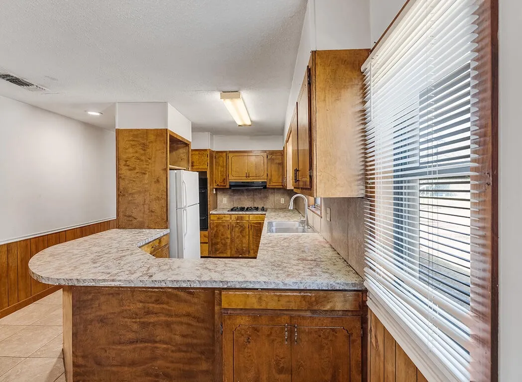Single Family Residence For Sale in Bowie County , 187 Alan Street, Texarkana, Texas 75501, 3 Bedroom, 1 Bathroom, 2 Garage spaces, 1,218 Sqft, built in 1950, mls#21221660, Real Estate Agent in Texarkana, Homes For Sale in Bowie county, Homes For Sale in Texarkana, Realtor in Texarkana Texas, Real Estate Brokerage Independent Realty Texas, Luminita Cordes Realtor
