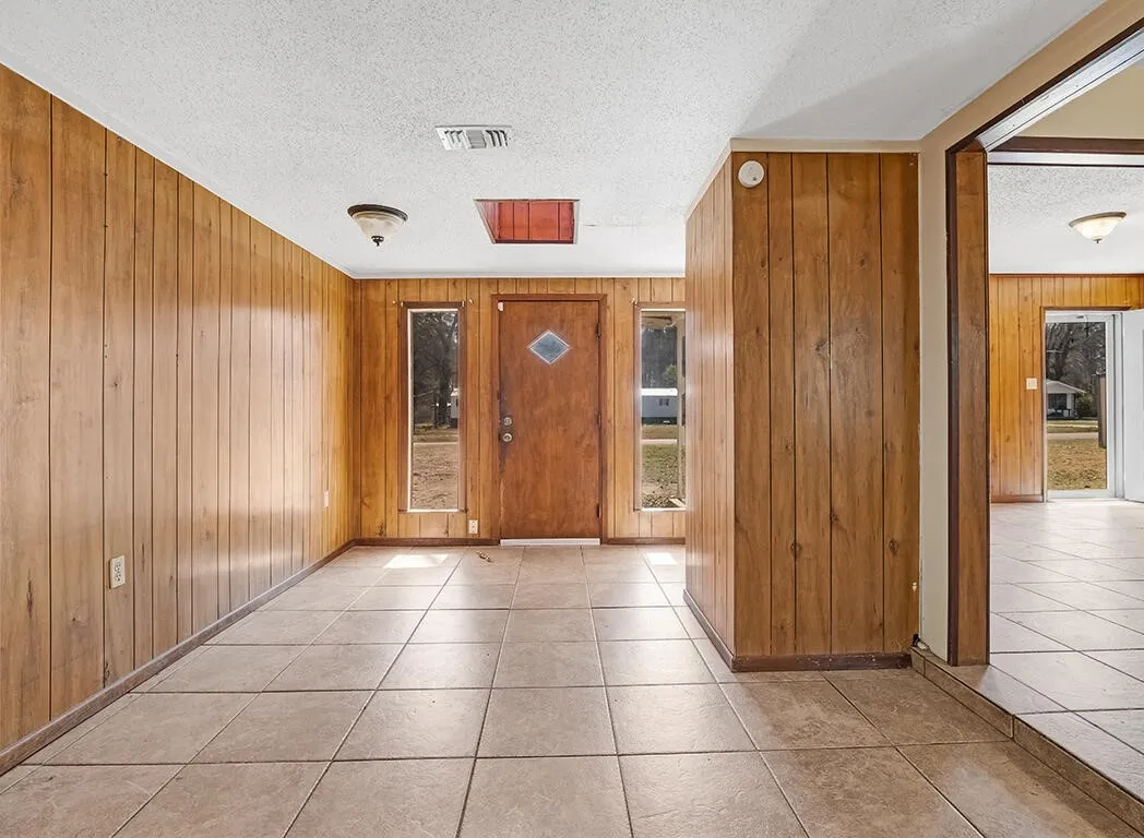 Single Family Residence For Sale in Bowie County , 187 Alan Street, Texarkana, Texas 75501, 3 Bedroom, 1 Bathroom, 2 Garage spaces, 1,218 Sqft, built in 1950, mls#21221660, Real Estate Agent in Texarkana, Homes For Sale in Bowie county, Homes For Sale in Texarkana, Realtor in Texarkana Texas, Real Estate Brokerage Independent Realty Texas, Luminita Cordes Realtor