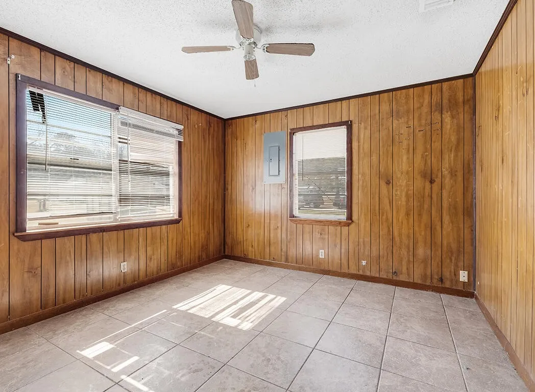 Single Family Residence For Sale in Bowie County , 187 Alan Street, Texarkana, Texas 75501, 3 Bedroom, 1 Bathroom, 2 Garage spaces, 1,218 Sqft, built in 1950, mls#21221660, Real Estate Agent in Texarkana, Homes For Sale in Bowie county, Homes For Sale in Texarkana, Realtor in Texarkana Texas, Real Estate Brokerage Independent Realty Texas, Luminita Cordes Realtor