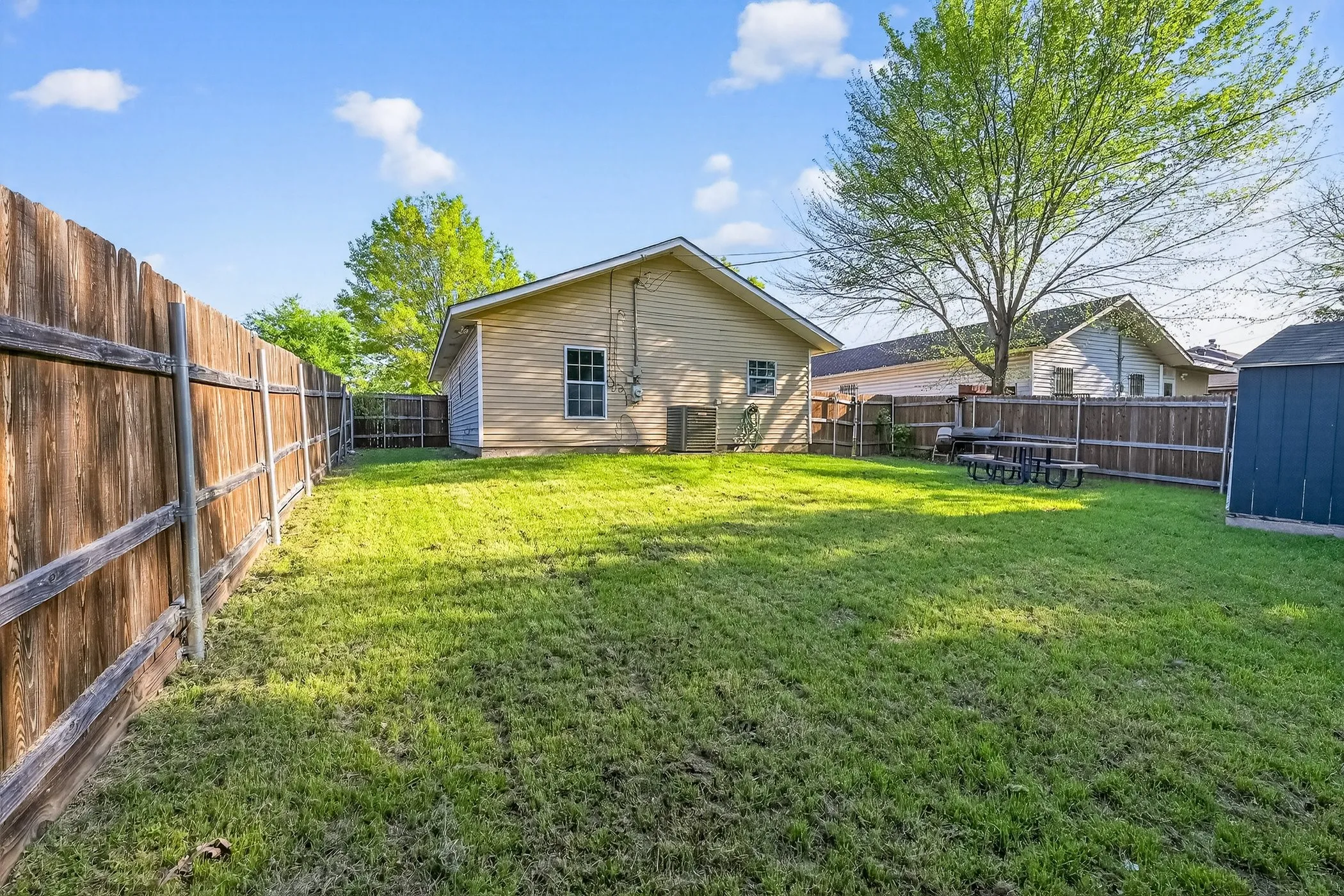 Single Family Residence For Sale in Dallas County , 3445 Pinebrook Drive, Dallas, Texas 75241, 3 Bedroom, 2 Bathroom, Garage spaces, 1,122 Sqft, built in 2004, Preowned, mls#21220772, Real Estate Agent in Dallas, Homes For Sale in Dallas county, Homes For Sale in Dallas, Realtor in Dallas Texas, Real Estate Brokerage Independent Realty Texas, Luminita Cordes Realtor