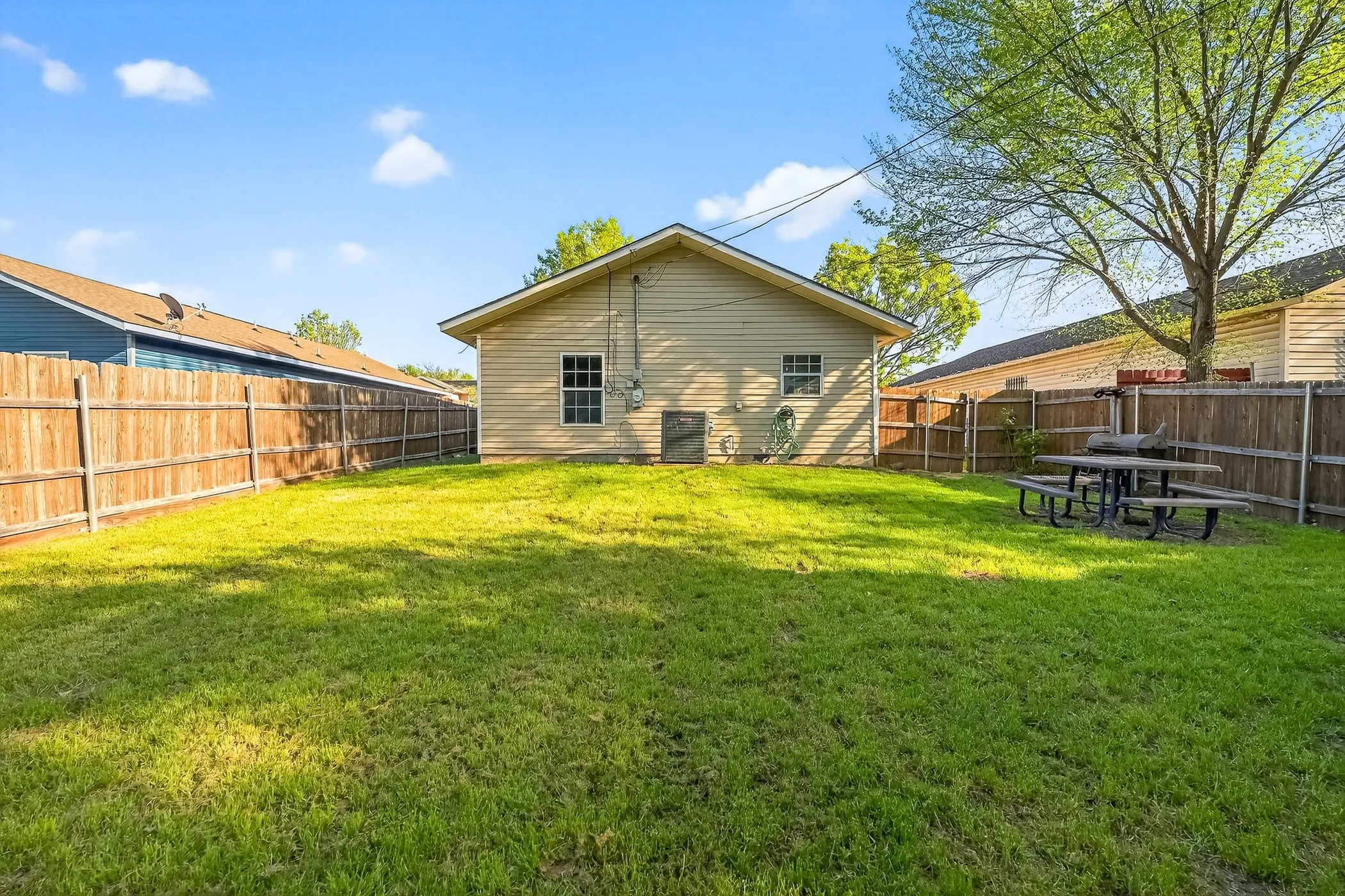 Single Family Residence For Sale in Dallas County , 3445 Pinebrook Drive, Dallas, Texas 75241, 3 Bedroom, 2 Bathroom, Garage spaces, 1,122 Sqft, built in 2004, Preowned, mls#21220772, Real Estate Agent in Dallas, Homes For Sale in Dallas county, Homes For Sale in Dallas, Realtor in Dallas Texas, Real Estate Brokerage Independent Realty Texas, Luminita Cordes Realtor