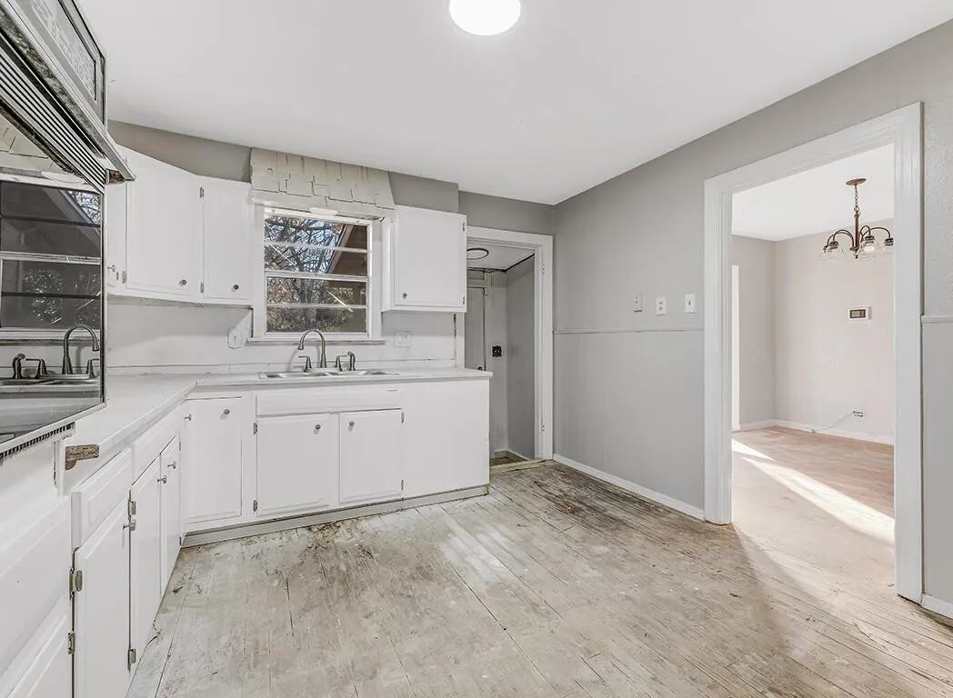 Single Family Residence For Sale in Bowie County , 4212 Elizabeth Street, Texarkana, Texas 75503, 3 Bedrooms, 1 Bathroom, Garage spaces, 1,314 Sqft, built in 1950, Price $130,000, mls#21221661, Real Estate Agent in Texarkana, Homes For Sale in Bowie county, Homes For Sale in Texarkana, Realtor in Texarkana Texas, Real Estate Brokerage Independent Realty Texas, Luminita Cordes Realtor